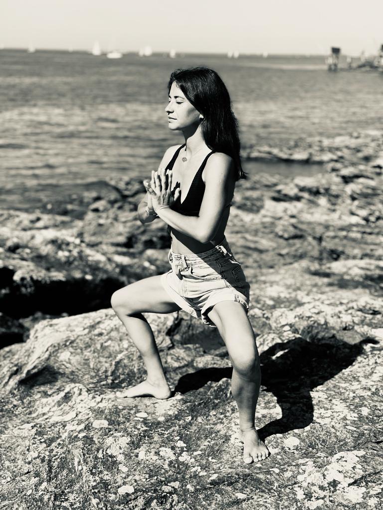 Marine pratiquant le yoga près de la mer