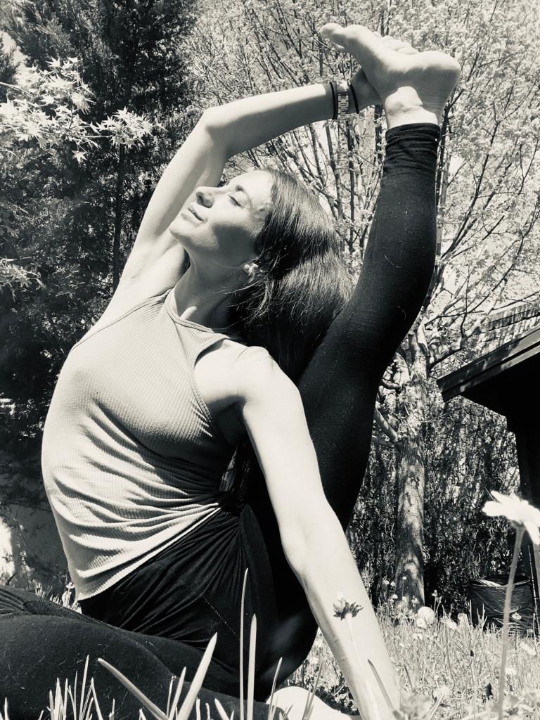 Marine en posture de yoga